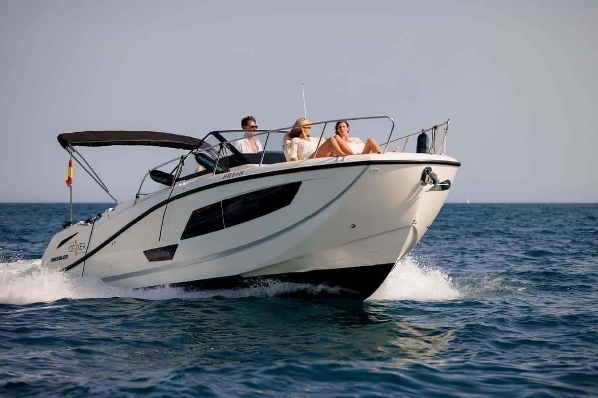 Quicksilver Activ 875 Sundeck